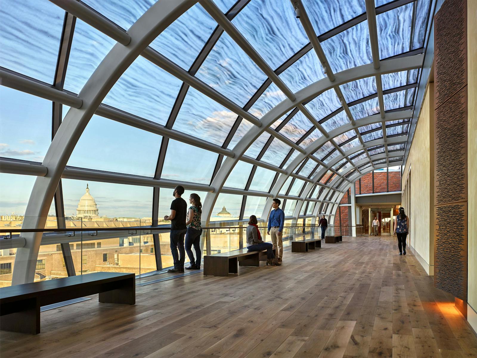Widok panoramiczny ze szklanego holu Muzeum Biblii