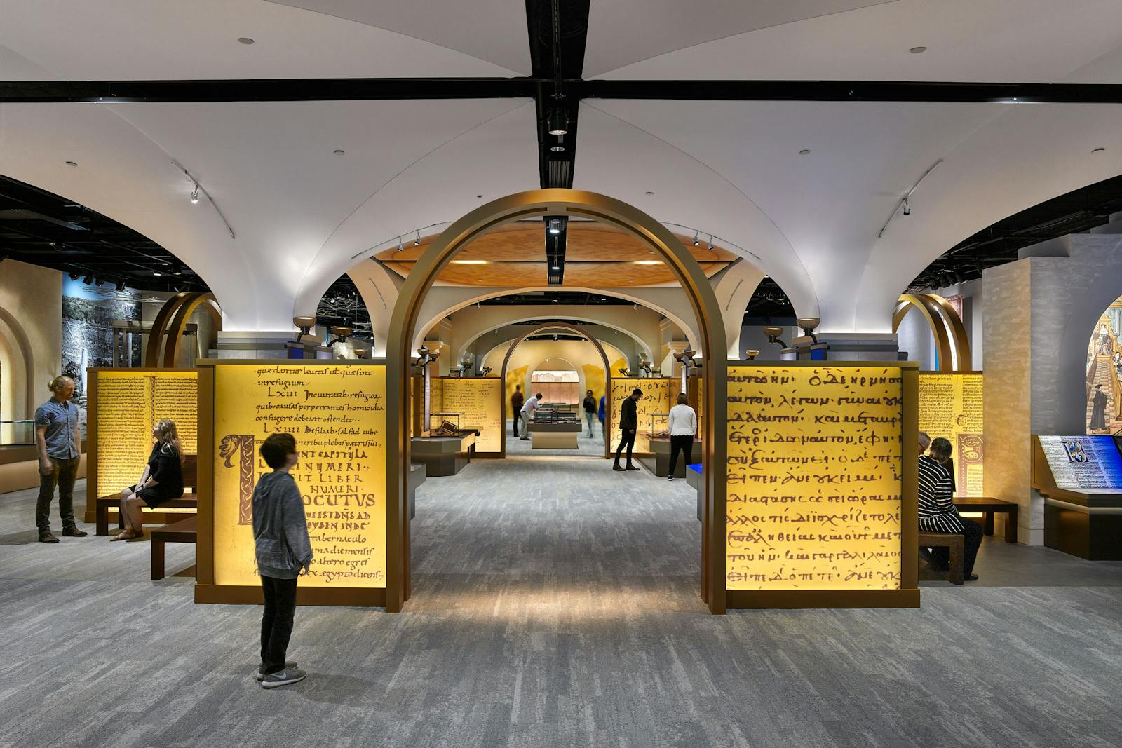 Besökare som beundrar de lysande handskrifterna på Bible Museum
